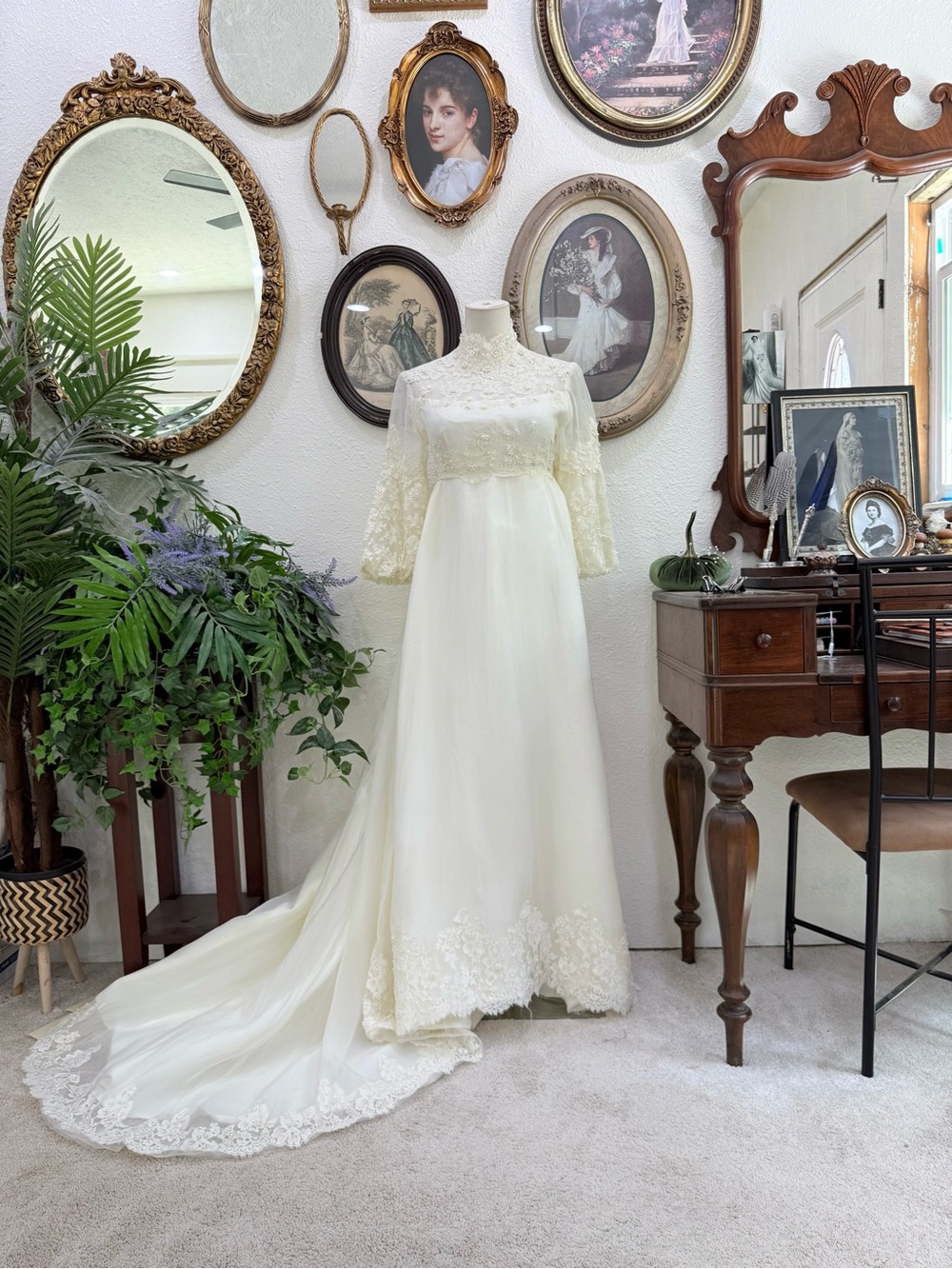 Vintage-Inspired Ivory Lace Bridal Gown